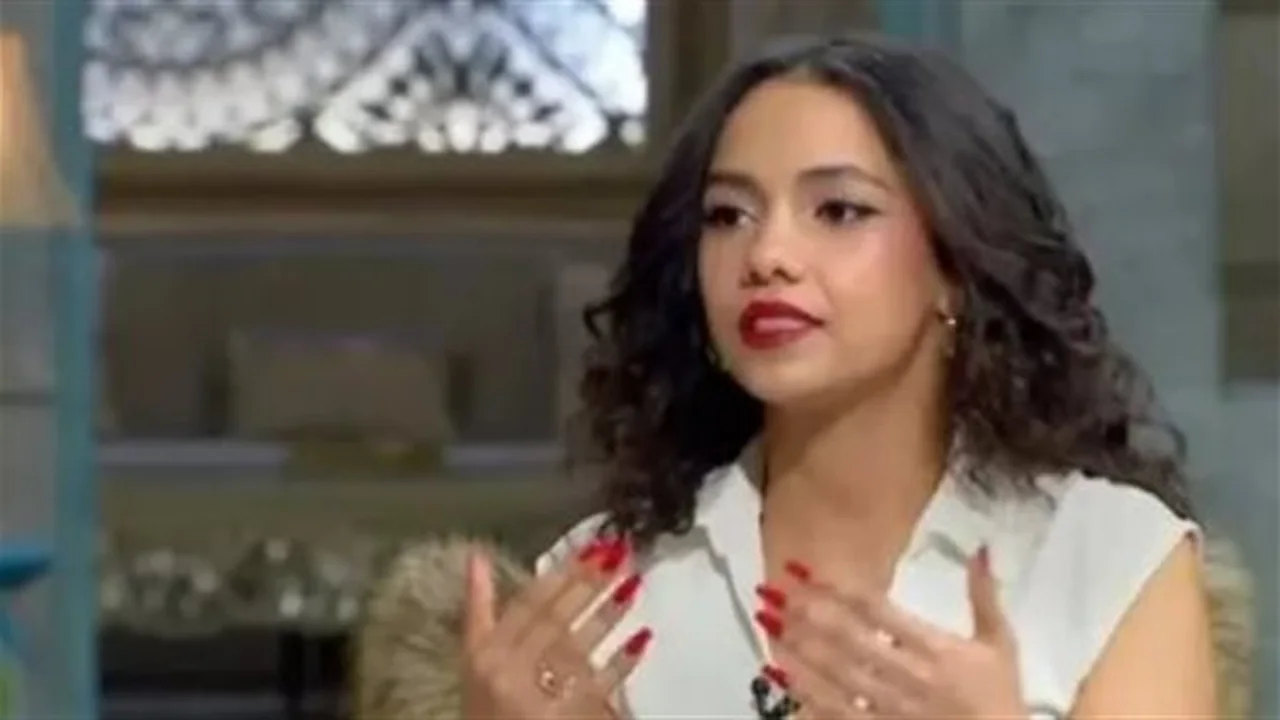 إطلالة تراثية.. دينا دياب تثير تفاعلاً واسعاً بارتداء الجلباب البلدي في أحدث ظهور